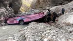 Cel puțin 40 de persoane au murit după ce un autobuz a căzut într-o prăpastie în Pakistan
