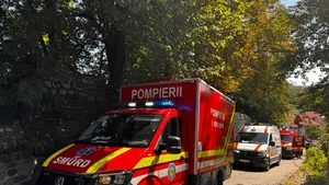Accident grav pe A3. Un microbuz care transporta nouă persoane s-a izbit de un parapet