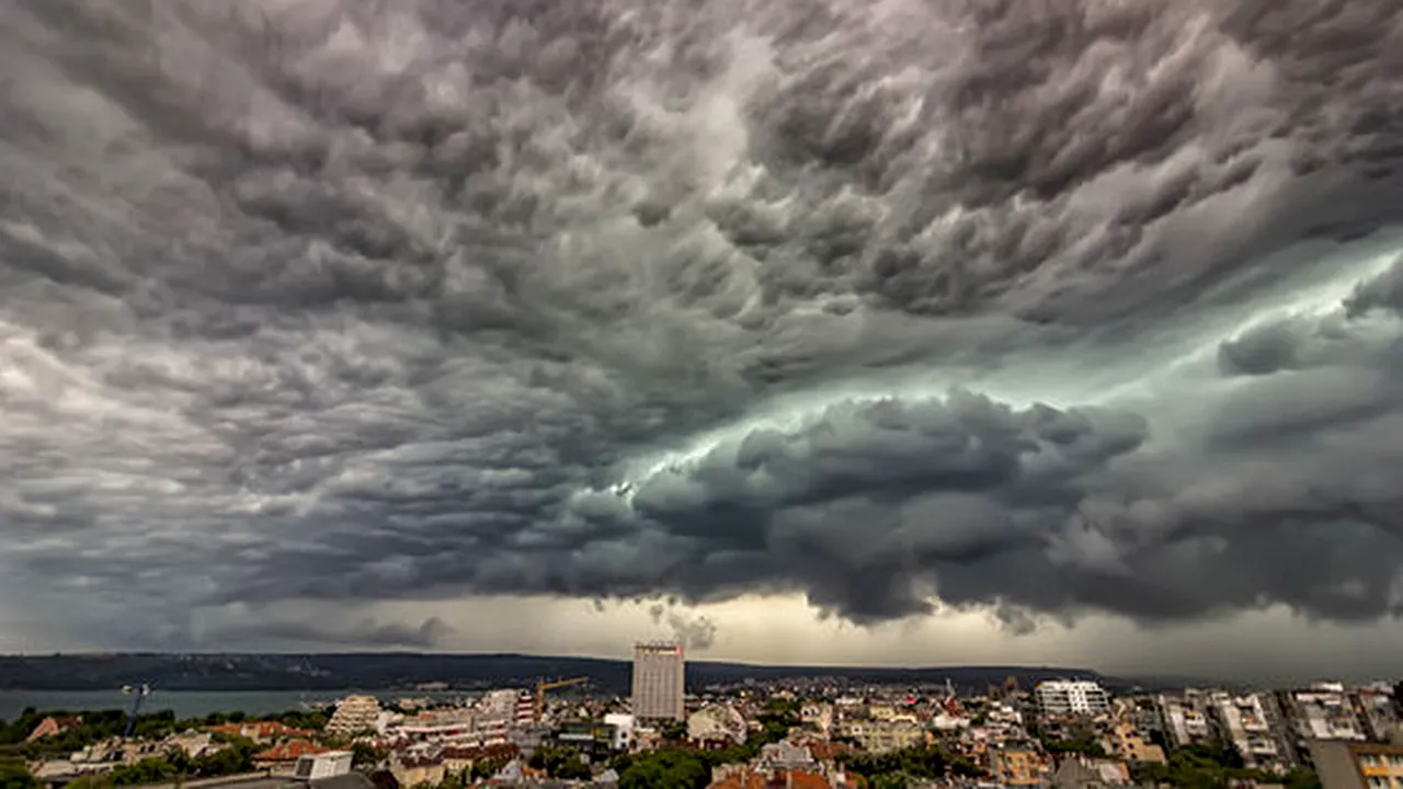 Avertizare ANM: Cod portocaliu de instabilitate atmosferică, duminică, în 24 de judeţe