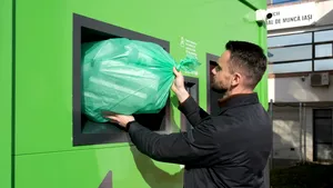 Un tânăr român a brevetat un nou sistem de colectare a PET-urilor: returnare cu sacul și banii virați direct pe card