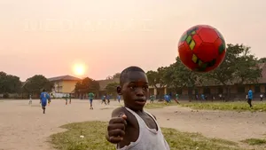 Oamenii de ştiinţă britanici susţin că lovirea mingii cu capul este periculoasă pentru copii