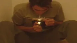 Russell Brand, prezentat în timp ce fuma heroină, într-un documentar despre dependenţa de droguri