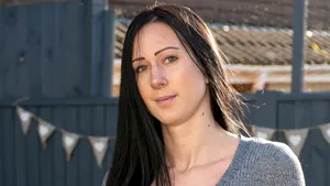 Coşmarul unei mame căreia i-a explodat un sân după ce şi-a pus implanturi: „Era de mărimea unui pepene” - FOTO