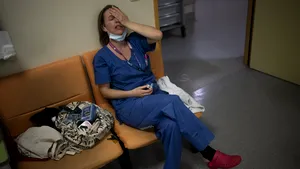 O treime dintre asistenţii medicali din SUA intenţionează să renunţe la profesie - raport