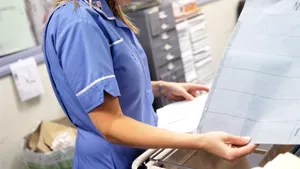 Asistentă din Râmnicu Vâlcea, către părintele unui copil rănit la picioare după o căzătură: Căutaţi-vă un loc sau staţi în picioare 