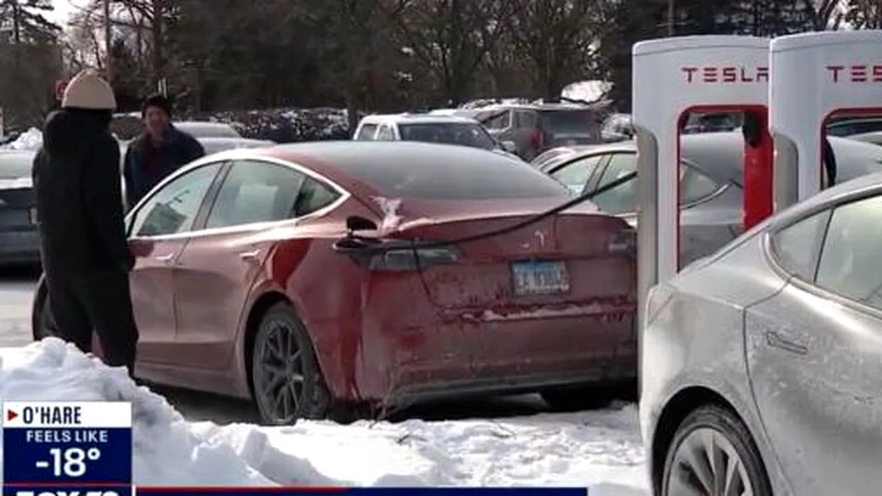 Frigul a paralizat bateria la Tesla: zeci de vehicule electrice blocate pe stradă de îngheţ