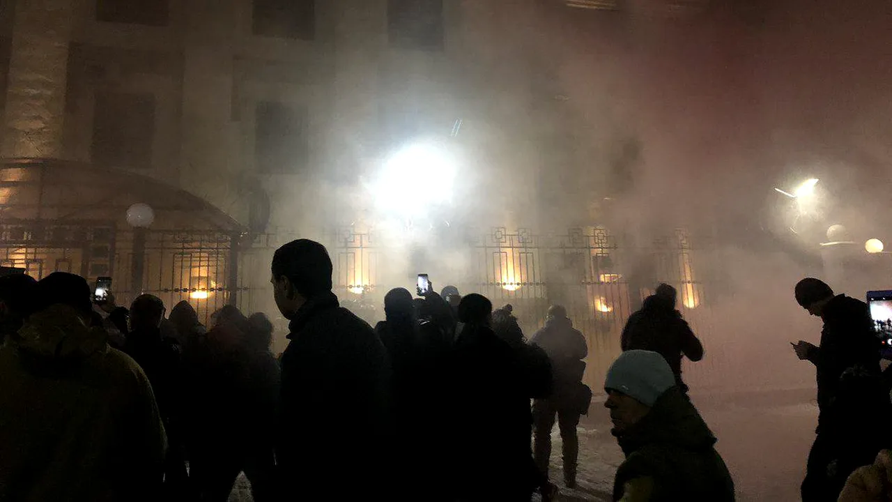 Furie în stradă. Protestatari ucraineni au dat FOC la cauciucuri în apropierea consulatului rus 