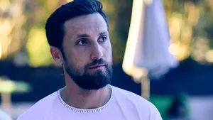 Dani Oţil, mesaj acid fetelor care se pozează cu buchete de flori. 