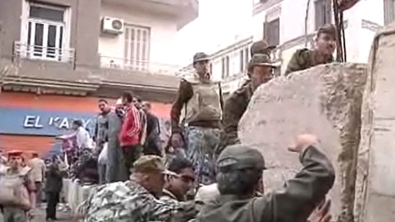 Noi proteste la Cairo. Armata instalează blocuri de ciment pe străzi pentru a asigura securitatea
