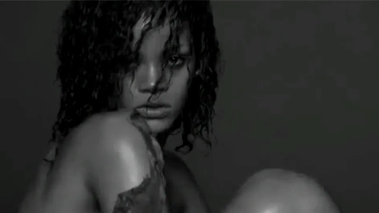 Rihanna s-a dezbrăcat într-un clip pentru Esquire. Cântăreaţa îşi freacă trupul gol cu noroi şi apare în ipostaze sexy - VIDEO
