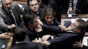 Bătaie în Parlamentul italian pe fondul dezbaterilor privind măsurile de austeritate - VIDEO