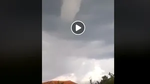 VIDEO | O TORNADĂ în formare, filmată într-un sat din judeţul Arad 