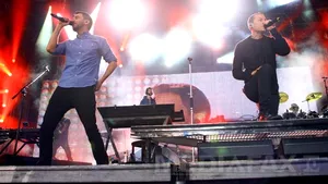 S-a SINUCIS solistul de la Linkin Park, Chester Bennington. Şi-a luat viaţa chiar de ziua prietenului său Chris Cornell, la a cărui înmormântare a cântat/ Omagii impresionante pentru artist: Spiritul tău se afă printre stele