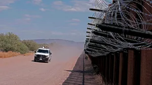 FOTO | Zidul „puternic” al lui Trump de la graniţa cu Mexicul, tăiat de traficanţii de droguri cu fierăstraie de 100 de dolari