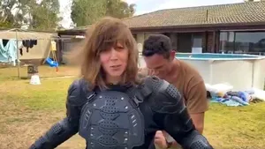 VIDEO. O jurnalistă a fost păcălită să îmbrace armură corporală pentru a lua în braţe un „prădător fioros”. Despre ce animal era, de fapt, vorba