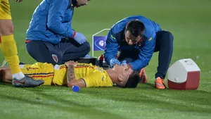 Accidentare gravă în timpul meciului dintre România şi Irlanda de Nord: Dennis Man, transportat la spitalul Elias din Capitală
