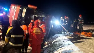Autocar răsturnat în Vrancea. O persoană a murit, iar alta se află în stare gravă