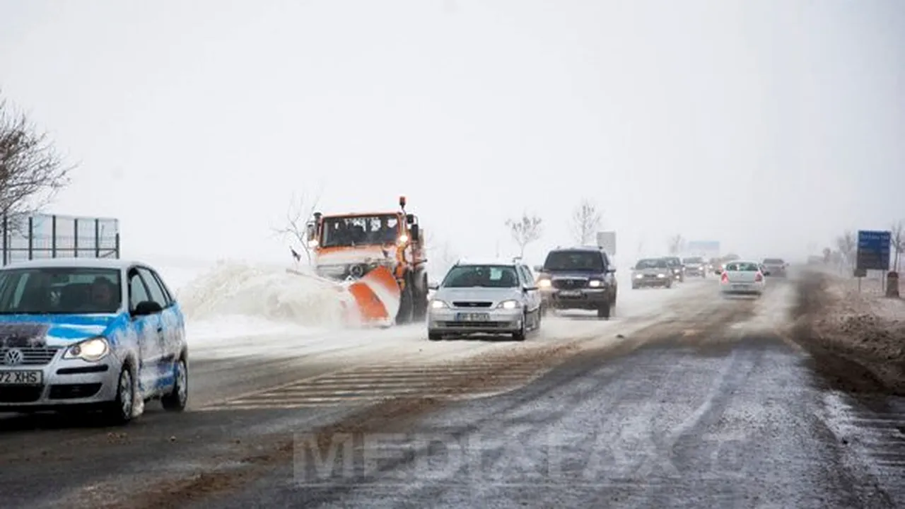 Drumuri blocate în nordul Moldovei din cauza zăpezii şi viscolului