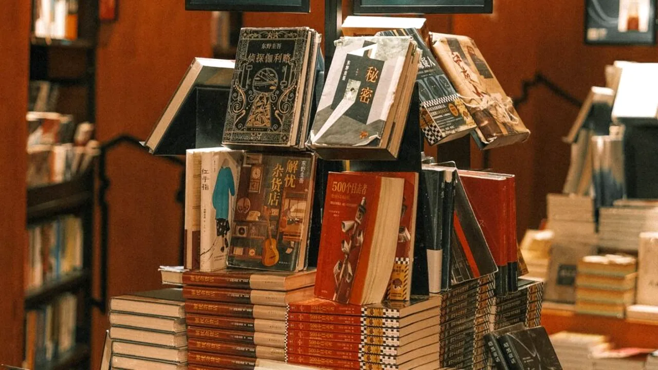 Două librării independente din Hong Kong „pun lacătul pe ușă” după descinderile poliției