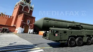 Un rus şi-a bătut în cuie organele genitale între pavelele din Piaţa Roşie din Moscova