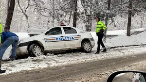 Poliţist din Suceava, SANCŢIONAT după ce a ajuns cu maşina de serviciu în şanţ din cauza vitezei