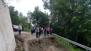 Peste o mie de oameni dintr-un sat sunt izolaţi, după ce drumul s-a tasat din cauza scurgerilor de pe versanţi