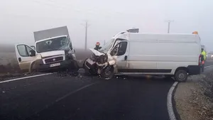 Un microbuz a lovit o autoutilitară cu muncitori, în judeţul Timiş: Cinci persoane au fost rănite 