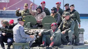 Maduro, MACHO pe tanc amfibian. Cum se arată dornic să îşi apere patria. Imaginile fac înconjurul lumii | VIDEO 