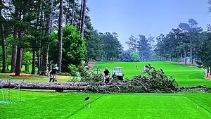 Un turneu important de golf din SUA, suspendat după ce vântul a smuls mai mulţi copaci