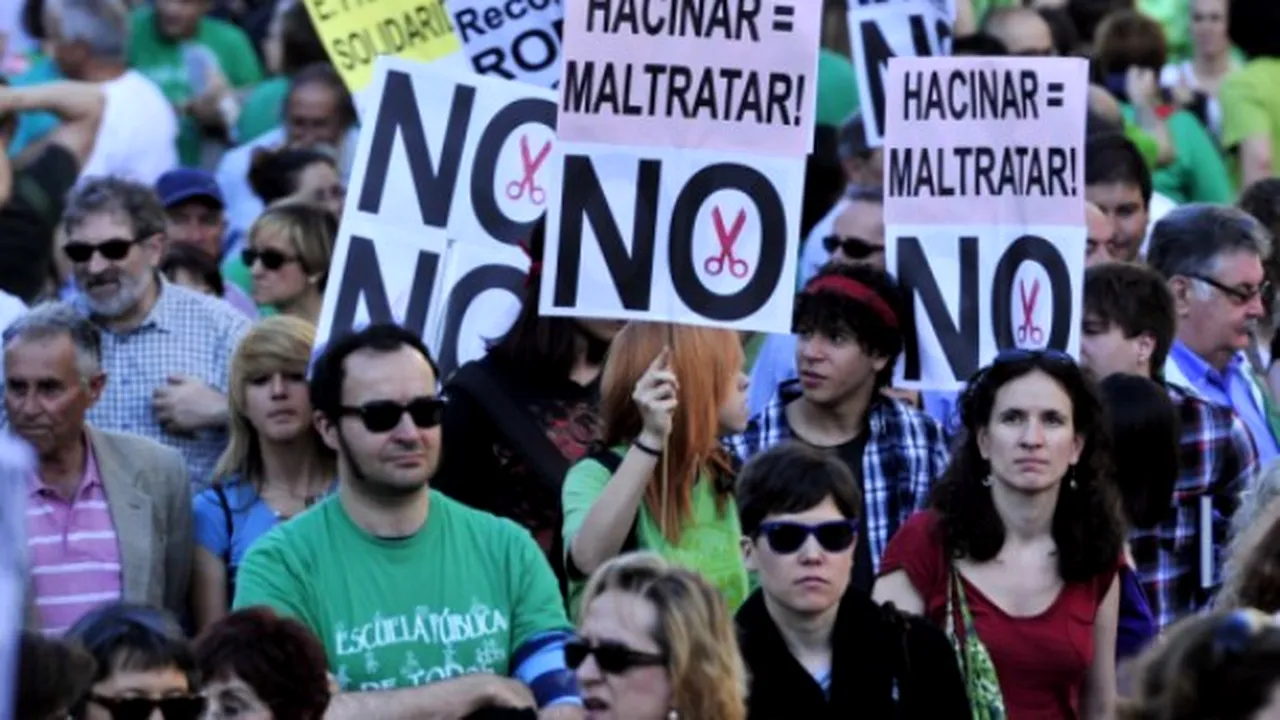 Grevă generală în Spania: Mii de profesori, elevi şi părinţi au protestat faţă de reducerile bugetare - FOTO