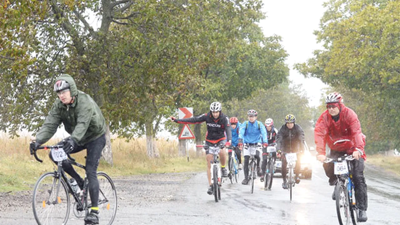 Victima vremii | Un biciclist a murit după ce s-a dezechilibrat din cauza vântului şi a fost lovit de o maşină