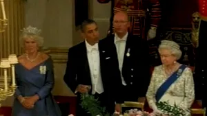 Ce gafă a făcut Barack Obama în timpul cinei oficiale cu Regina Marii Britanii - VIDEO
