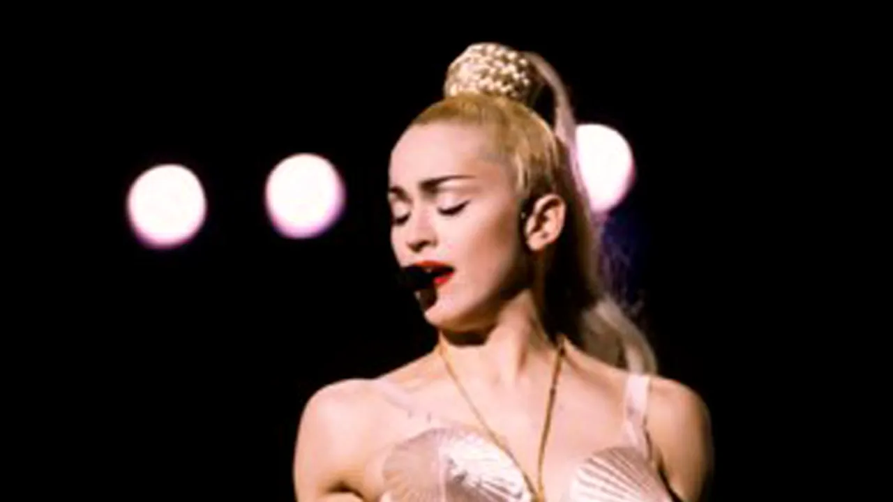 Diet Coke a lansat un recipient în forma sutienului creat de Jean Paul Gaultier pentru Madonna