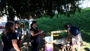 FOTO | Soluţie urbană INEDITĂ cu panouri muzicale. Într-un parc dărâmat au apărut tobe şi talgere  