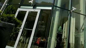 Angajaţii unei bănci din Braşov au uitat uşa descuiată peste noapte