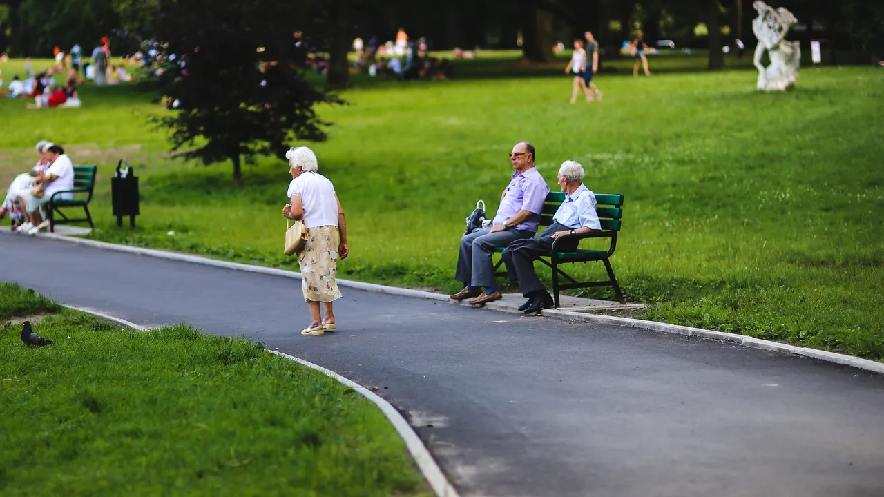 Noua Lege a Pensiilor | Cum se vor calcula pensiile din anul 2021/ Când se va putea opta între pensie şi indemnizaţie socială minimă/ Cazurile în care mamele vor putea beneficia de reducerea vârstei/ Al 13-lea salariu va fi luat în calcul