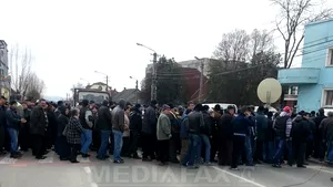 Cluj: Peste o sută de foşti angajaţi ai Mechel au blocat E60, nemulţumiţi de neplata salariilor