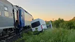 Argeș: Accident între un tren și un microbuz cu 11 persoane