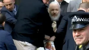 VIDEO Julian Assange, arestat în Londra: Momentul în care a fost scos cu forţa din Ambasada Ecuadorului/ Un expert ONU va solicita acces la fondatorul Wikileaks