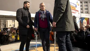 Călin Georgescu a ajuns în cârje în Piaţa Constituţiei: Am avut o mică intervenţie la genunchi