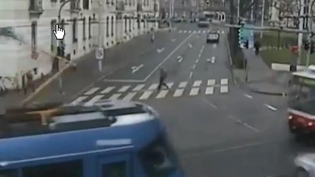 Momentul când un automobil este făcut sandviş între două tramvaie | VIDEO