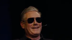 Starmer îl ironizează pe Macron: a apărut la un eveniment cu ochelari de soare spunând „Bonjour”