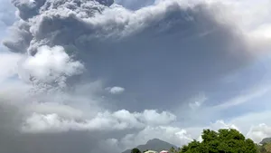 ANM: Norul de cenuşă vulcanică produs de erupţia vulcanului Cumbre Vieja traversează de azi România