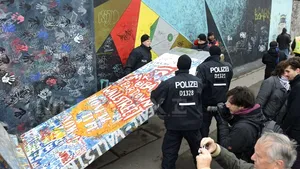 O bucată din Zidul Berlinului, înlăturată pentru a face loc unui proiect imobiliar controversat - FOTO