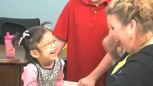 Momentul EMOŢIONANT în care o fetiţă surdă adoptată din China aude pentru prima oară vocea noii ei mame - VIDEO