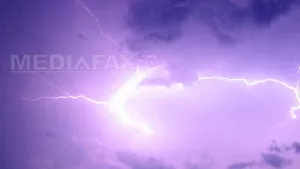 Suceava: O femeie a murit după ce a fost lovită de un trăsnet, în timpul unei furtuni