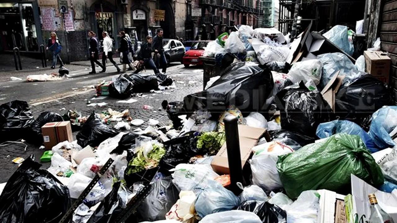 Străzile din Napoli, invadate de 1.700 de tone de gunoaie - FOTO