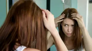 Un dermatolog dezvăluie metodele prin care poţi inversa albirea prematură a părului