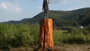 Statuia de bronz a Melaniei Trump, din orașul natal, a fost furată. Au tăiat-o de la glezne 