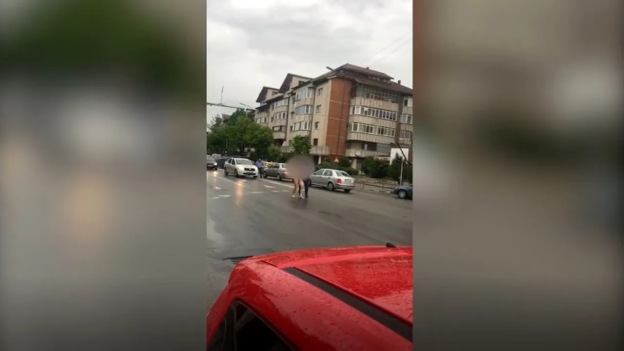 VIDEO Bărbat încătuşat, după ce s-a plimbat complet DEZBRĂCAT prin Râmnicu Vâlcea/ Caz similar în centrul unui oraş din Timiş